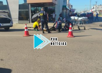 URGENTE: Carro avança cruzamento e causa acidente com motociclista no centro