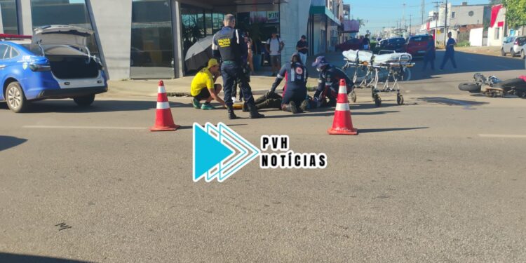 URGENTE: Carro avança cruzamento e causa acidente com motociclista no centro