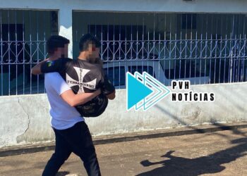 SEM AMBULÂNCIA: Vítima de acidente é socorrida em carro particular depois de uma hora caída no asfalto no centro