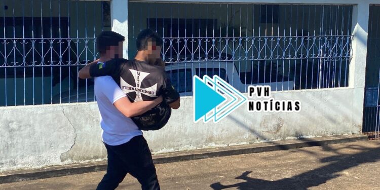 SEM AMBULÂNCIA: Vítima de acidente é socorrida em carro particular depois de uma hora caída no asfalto no centro