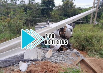 URGENTE: Carro derruba poste depois de capotar próximo de presídio em Porto Velho