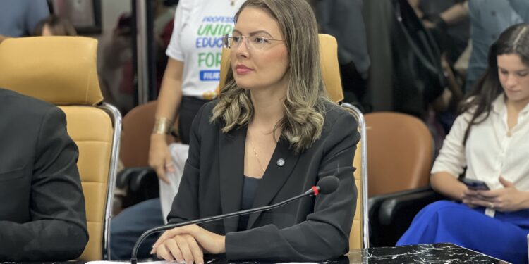 Vereadora Sofia Andrade vota a favor de valorização dos servidores da Saúde e Educação em Porto Velho