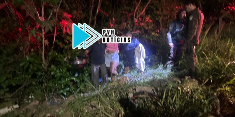 URGENTE: Motociclista para dentro do mato em acidente na zona sul de Porto Velho