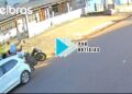 VÍDEO: Moto bate em traseira de carro estacionado e casal fica ferido na zona sul