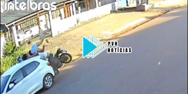 VÍDEO: Moto bate em traseira de carro estacionado e casal fica ferido na zona sul