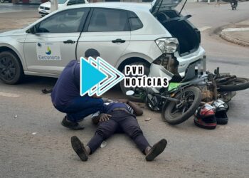 URGENTE: Moto aplicativo fica desacordado em colisão com carro na Jorge Teixeira