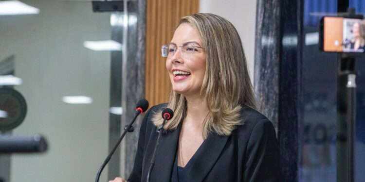 Vereadora Sofia Andrade homenageia Igreja Batista As Nações pelos 21 anos de fundação