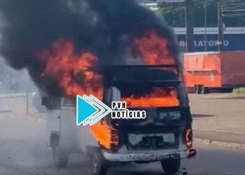 URGENTE: Kombi é destruída por incêndio na Avenida Imigrantes em Porto Velho