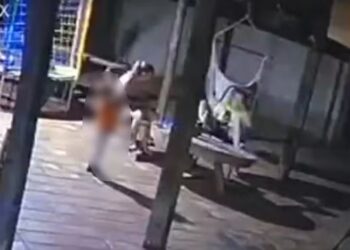 Criança de 2 anos pega arma do pai e mata a mãe com tiro acidental
