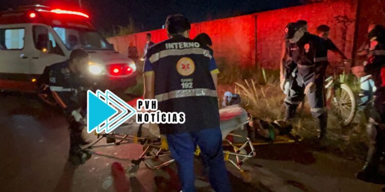 URGENTE: Ciclista é atropelada por moto na zona leste