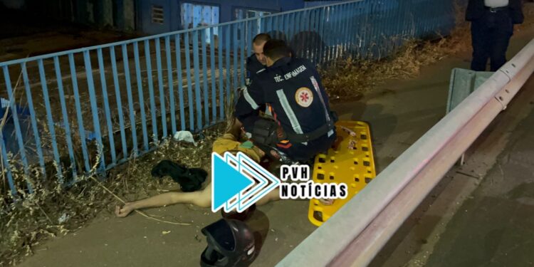 URGENTE: Motociclista quebra perna após queda em viaduto na capital