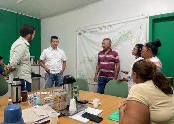 Vereador Adalto de Bandeirantes discute manutenção de estradas rurais com secretário Rodrigo na Semagric