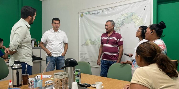 Vereador Adalto de Bandeirantes discute manutenção de estradas rurais com secretário Rodrigo na Semagric