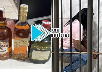 MÃO LEVE: Mulher é presa tentando furtar whisky em supermercado na zona leste