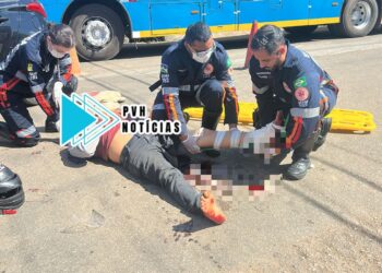 URGENTE: Carro faz conversão, bate de frente com moto e deixa piloto com traumatismo craniano