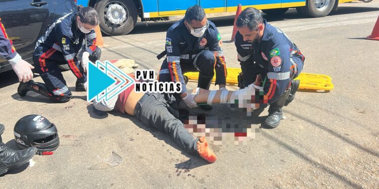URGENTE: Carro faz conversão, bate de frente com moto e deixa piloto com traumatismo craniano