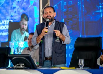 Deputado Laerte Gomes entrega homenagens a personalidades durante a 6ª Agroshow em Machadinho d’Oeste