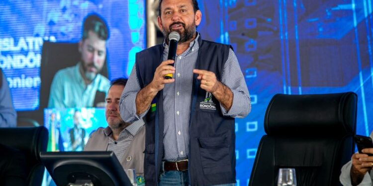 Deputado Laerte Gomes entrega homenagens a personalidades durante a 6ª Agroshow em Machadinho d’Oeste