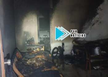 FIZ PORQUE QUIS: Jovem coloca fogo na casa da mãe e foge no centro de Porto Velho