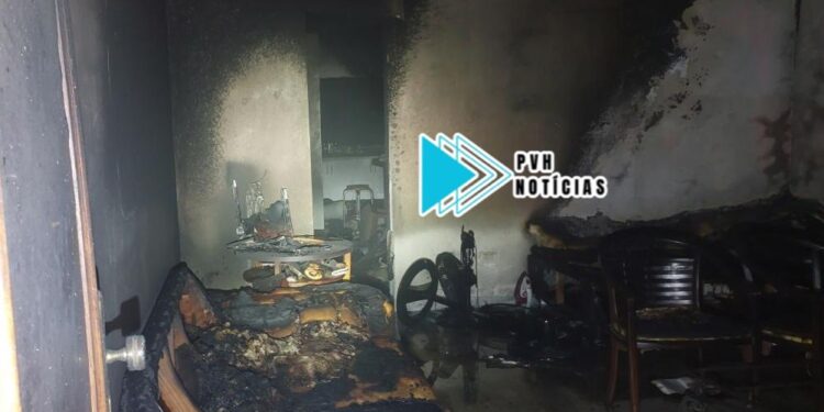 FIZ PORQUE QUIS: Jovem coloca fogo na casa da mãe e foge no centro de Porto Velho