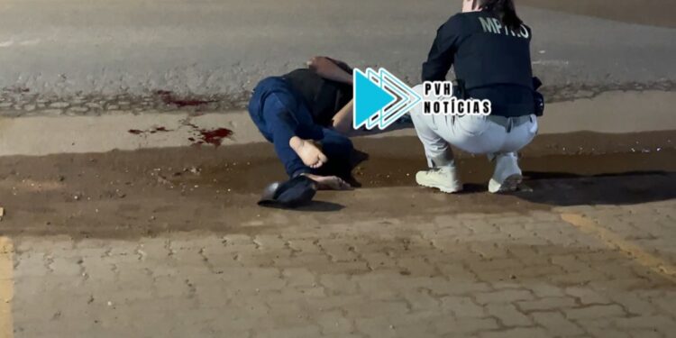 NO ROSTO: Ciclista é atacado com pedrada por motociclista na zona leste