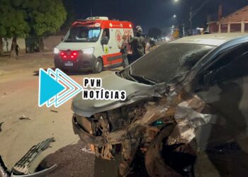 URGENTE: Motorista de HB20 fica ferido em batida de frente com caminhão