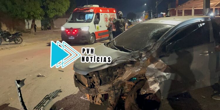 URGENTE: Motorista de HB20 fica ferido em batida de frente com caminhão