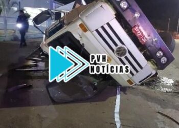 INABILITADO: Motorista é flagrado com madeira ilegal depois de capotar caminhão no centro