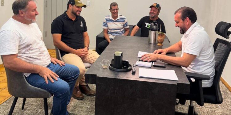 Deputado Laerte Gomes recebe lideranças empresariais em seu gabinete