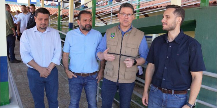Deputado Laerte Gomes acompanha inauguração de passarela no IEE Marechal Rondon, em Ji-Paraná.