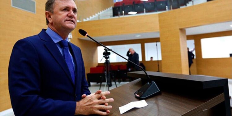 Luizinho Goebel cobra reforma de escola e conclusão de quadra coberta em distrito de Presidente Médici