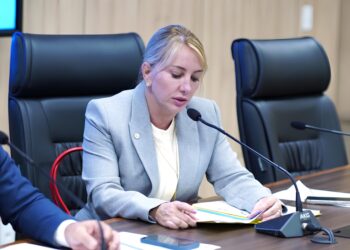 Ieda Chaves recomenda a oferta de conexão wi-fi aos usuários do Hospital João Paulo II