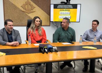 Alex Redano prestigia assinatura de convênio entre Detran e Prefeitura de Ariquemes para modernização da sinalização viária