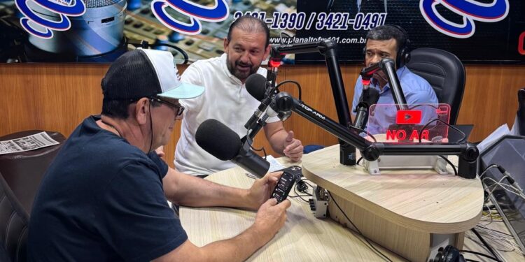 Laerte Gomes anuncia R$ 5 milhões para recuperação de estradas em Ji-Paraná durante entrevista na Rádio Planalto FM
