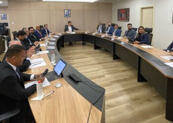 Deputado Alex Redano destaca importância da união entre os Poderes em reunião no Palácio Rio Madeira