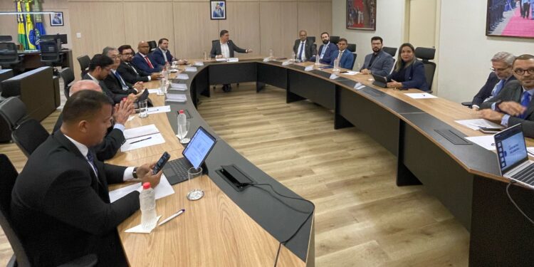 Deputado Alex Redano destaca importância da união entre os Poderes em reunião no Palácio Rio Madeira