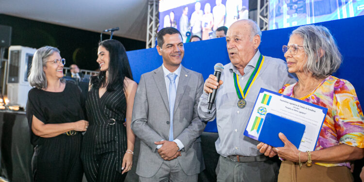 Sessão solene proposta pelo deputado Cássio Gois homenageia personalidades durante a 4ª Cafecau em Cacoal