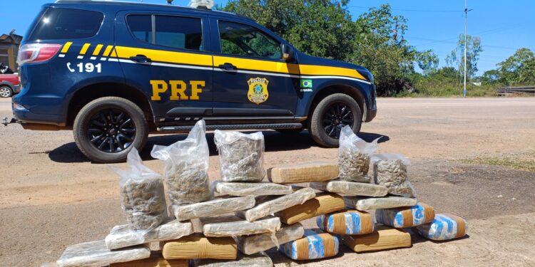 TERCEIRA VEZ: Jovem de 21 anos é preso com 23kg de maconha em táxi na BR-364