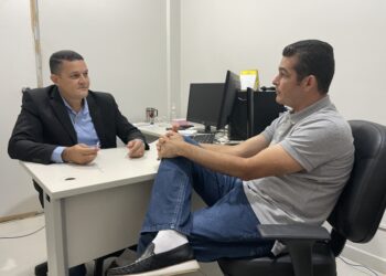 Vereador Adalto de Bandeirantes visita SEMED para discutir transporte Escolar na Zona Rural da Capital