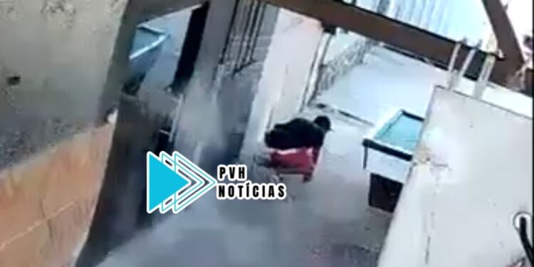 VÍDEO: Homem escapa de tiroteio durante ataque de facção no centro