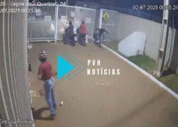 VÍDEO: Motoboys quebram portão de condomínio em protesto na zona leste