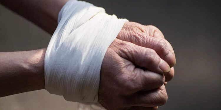 FITA DADA: Bandidos invadem casa, amarram empresário e roubam R$35 mil reais em Porto Velho