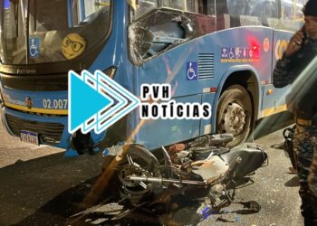 URGENTE: Colisão de moto em ônibus deixa casal em estado grave no centro