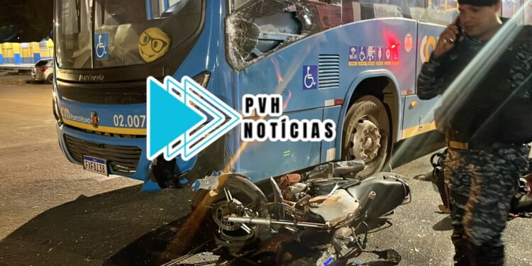 URGENTE: Colisão de moto em ônibus deixa casal em estado grave no centro