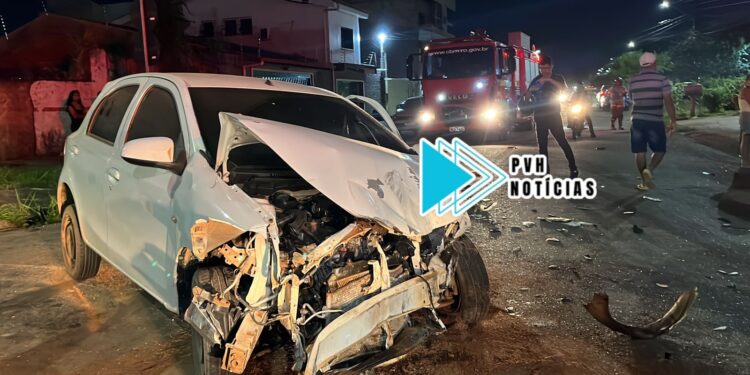 URGENTE: Caminhonete invade cruzamento e causa grave acidente na Pinheiro Machado