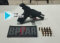 NO PORTA LUVAS: BPTAR flagra motorista de Hilux com pistola na zona leste
