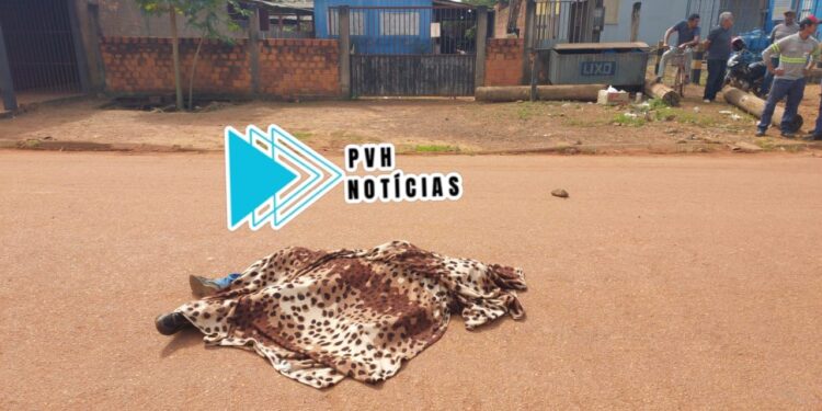 ATUALIZADA: Idoso é morto a tiros por dupla em moto no meio da rua em Porto Velho