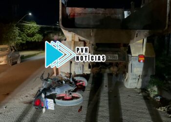 URGENTE: Motociclista bate em traseira de caçamba estacionada na zona sul