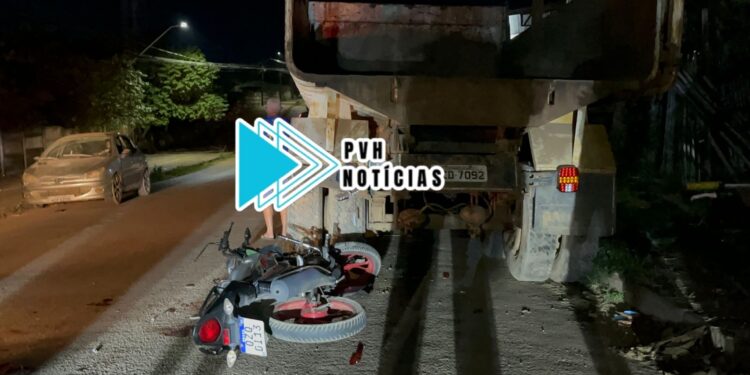 URGENTE: Motociclista bate em traseira de caçamba estacionada na zona sul