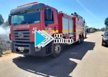 URGENTE: Fogo em terreno ameaça atingir casas no bairro Cuniã
